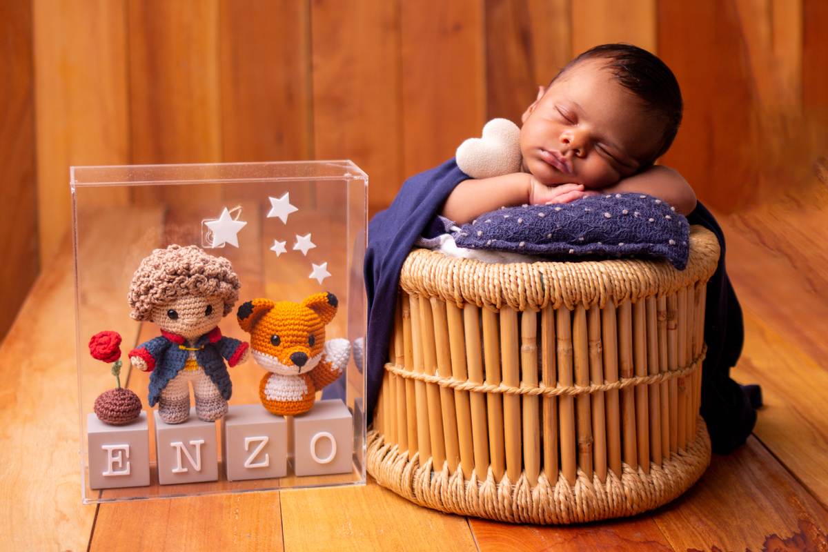 newborn coberto no balde com coração e quadro personalizado