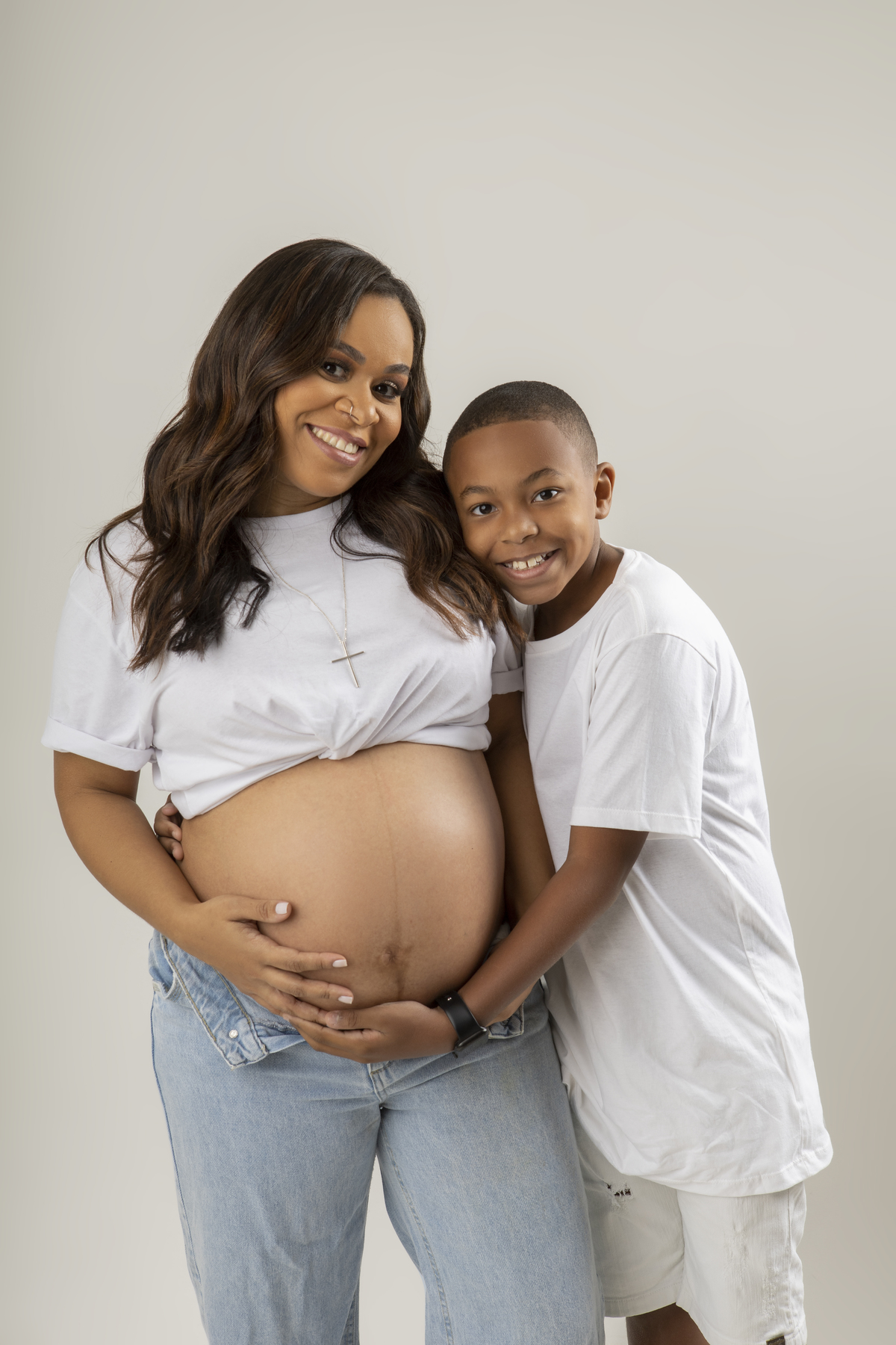gestante e seu filho abraçando a barriga