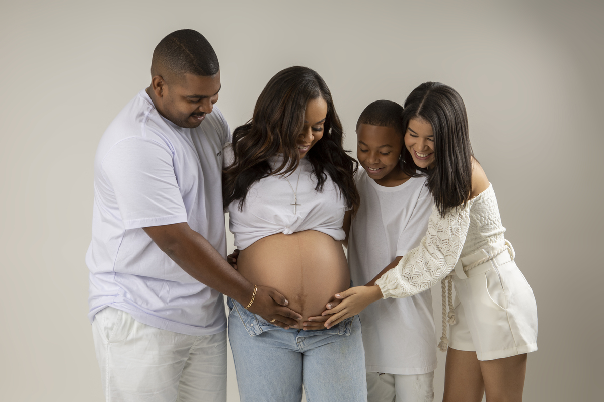 familia tocando na barriga da gestante