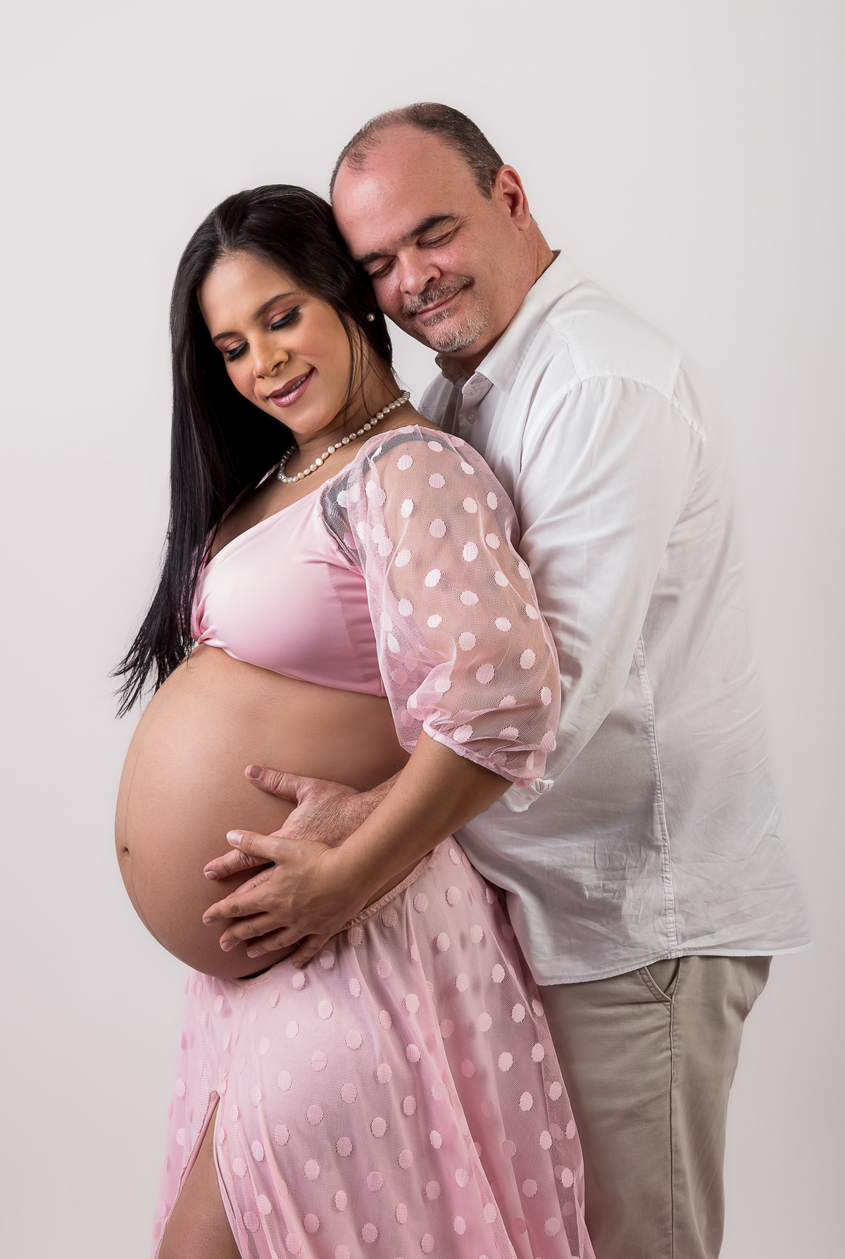 mamãe e papai abraçando a barriga