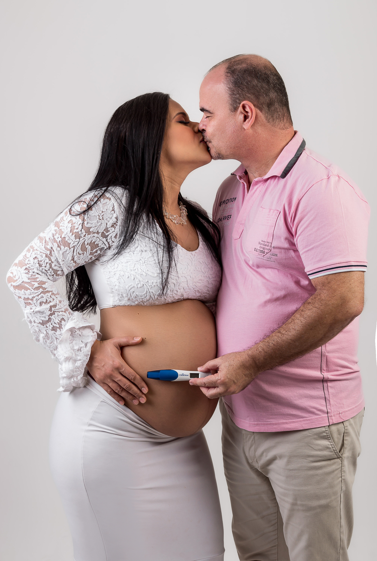 mamãe e papai mostrando teste de gravidez