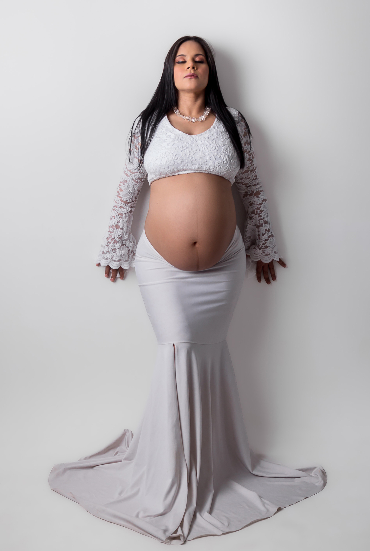 gestante encostada na parede