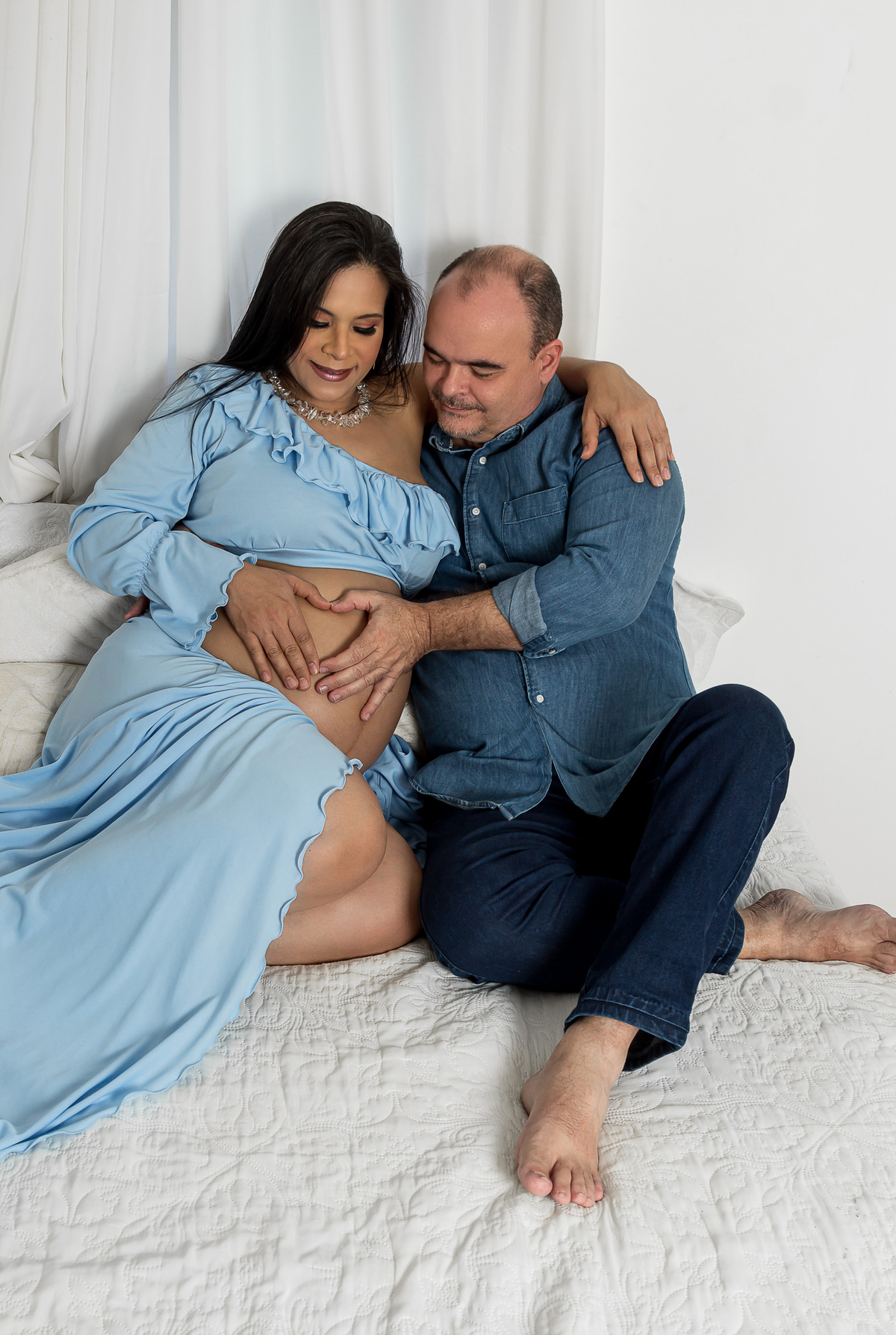 mamãe e papai fazendo coração na barriga
