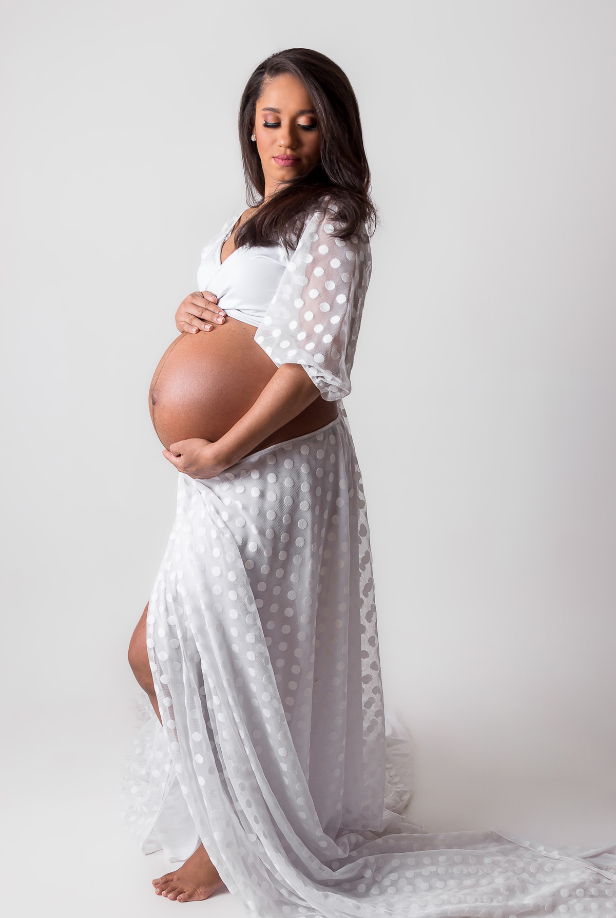 gestante abraçando a barriga