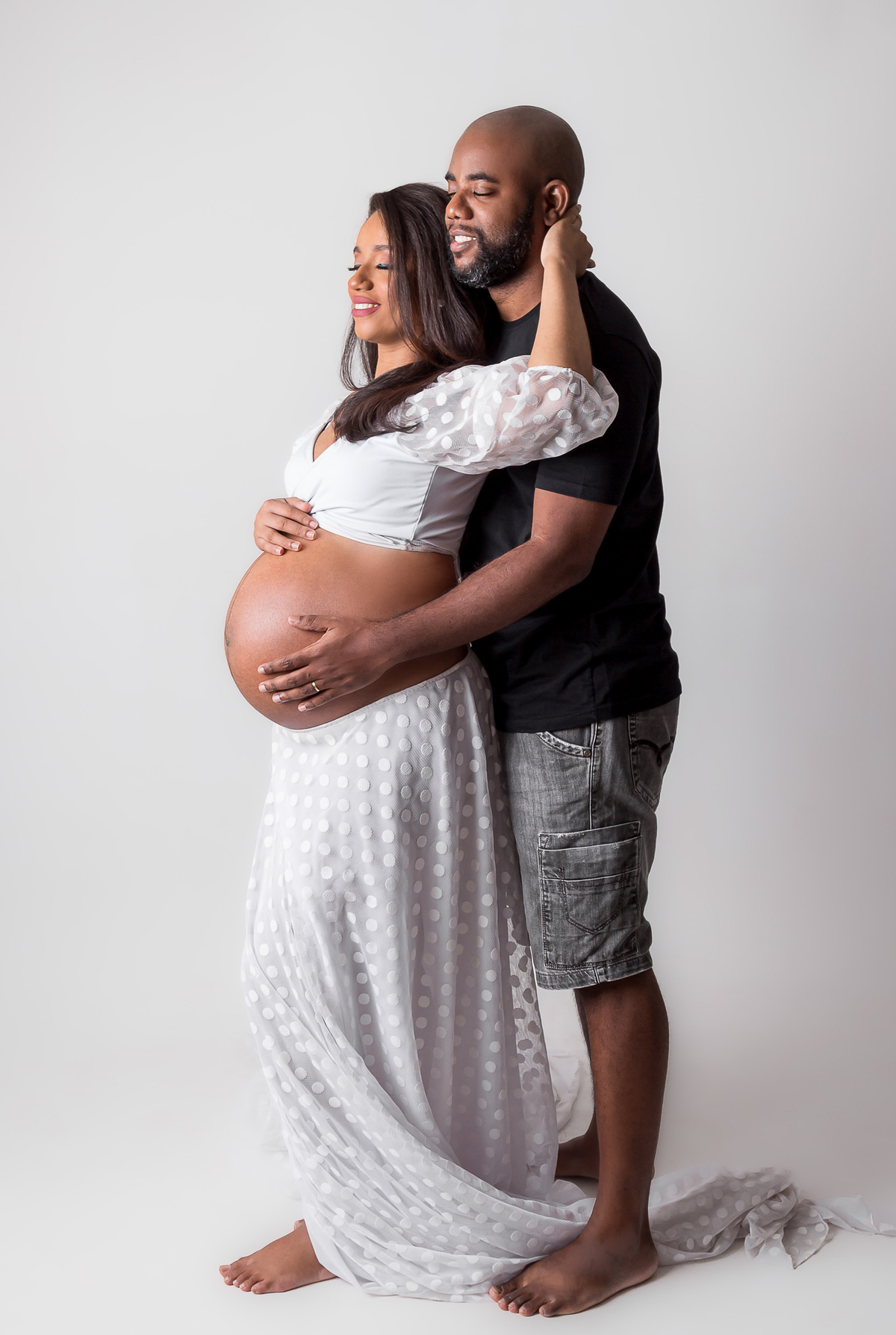 mamãe e papai abraçando a barriga