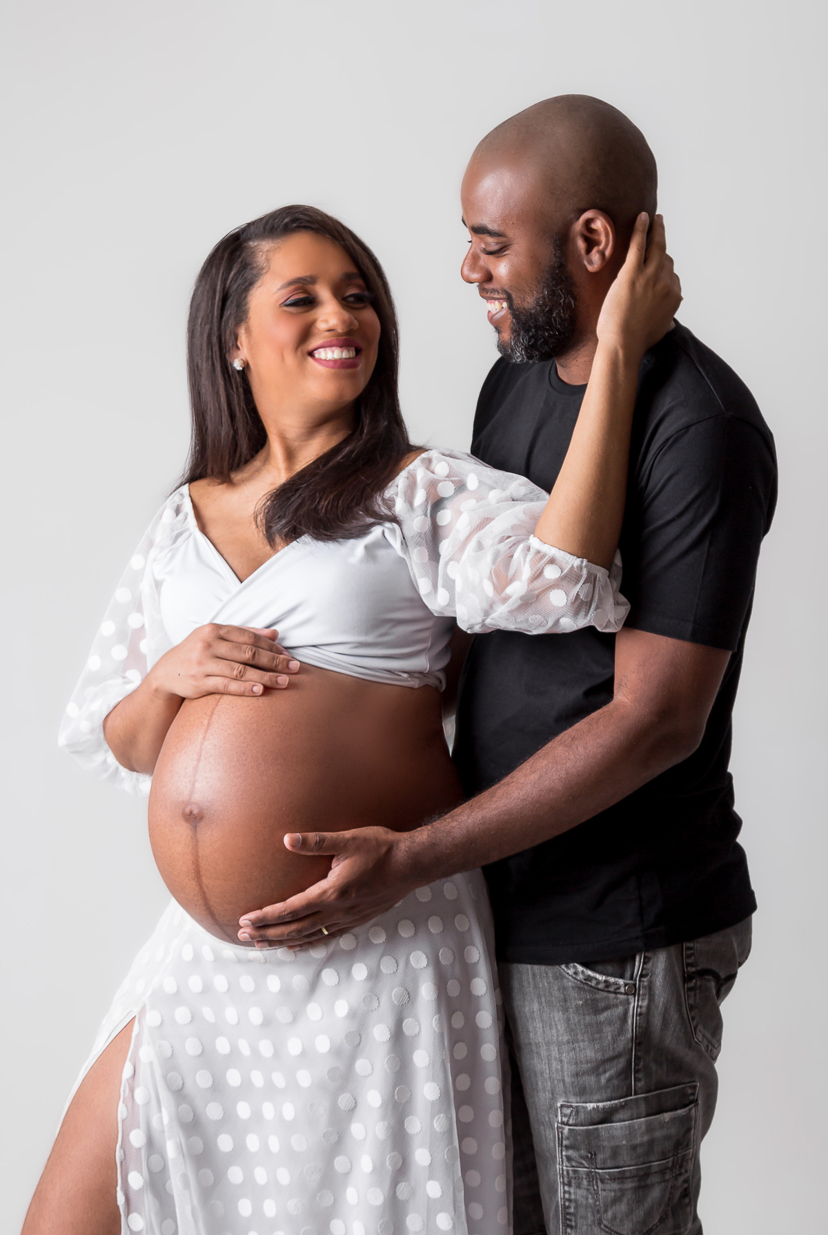 mamãe e papai se olhando e segurando a barriga