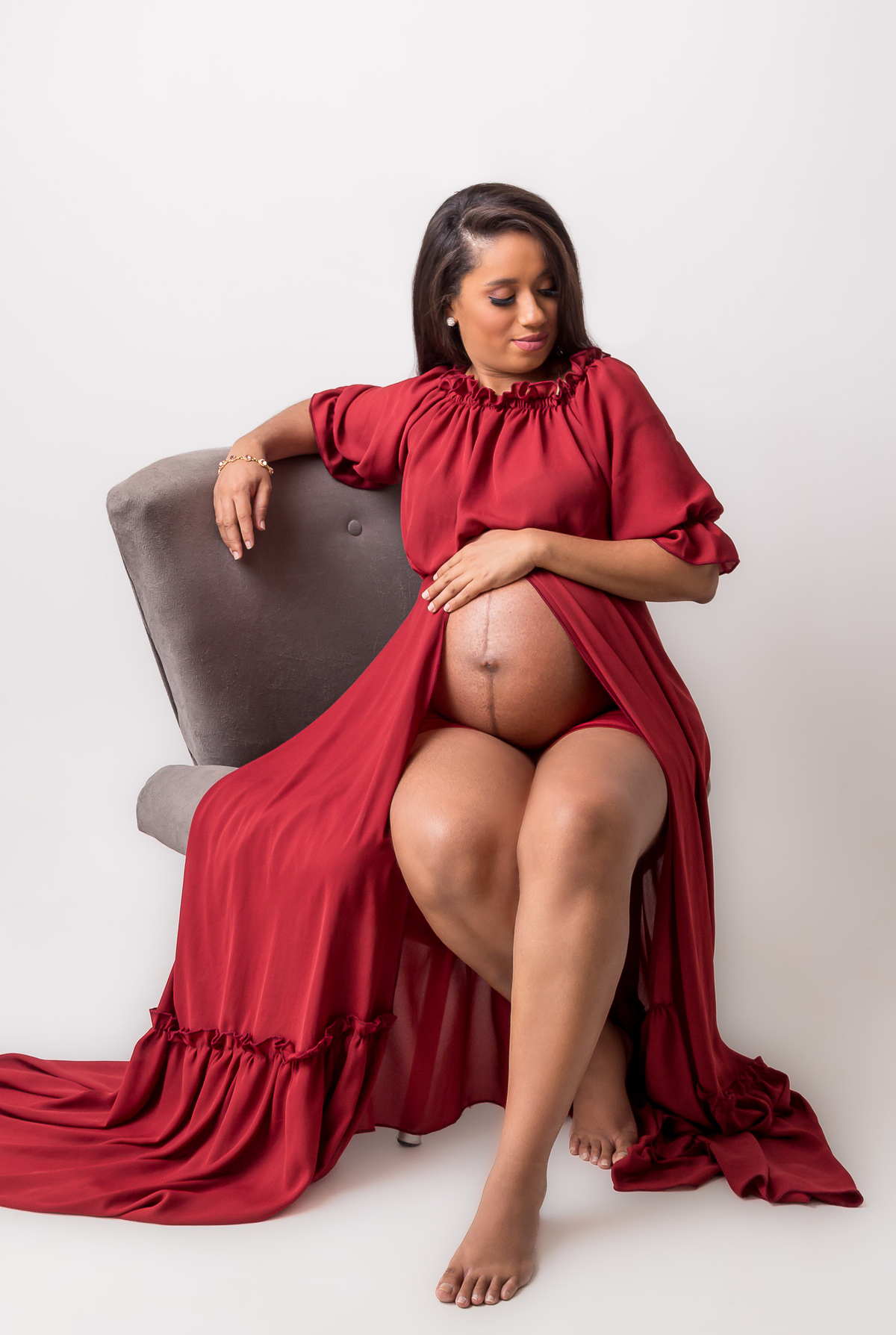 gestante sentada com mão na barriga