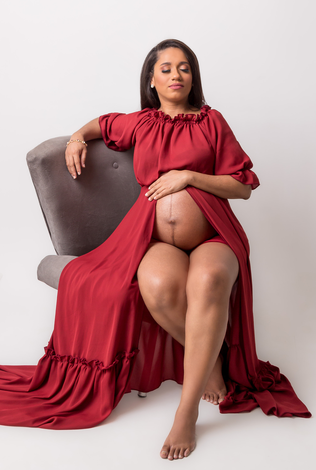 gestante sentada com mão na barriga