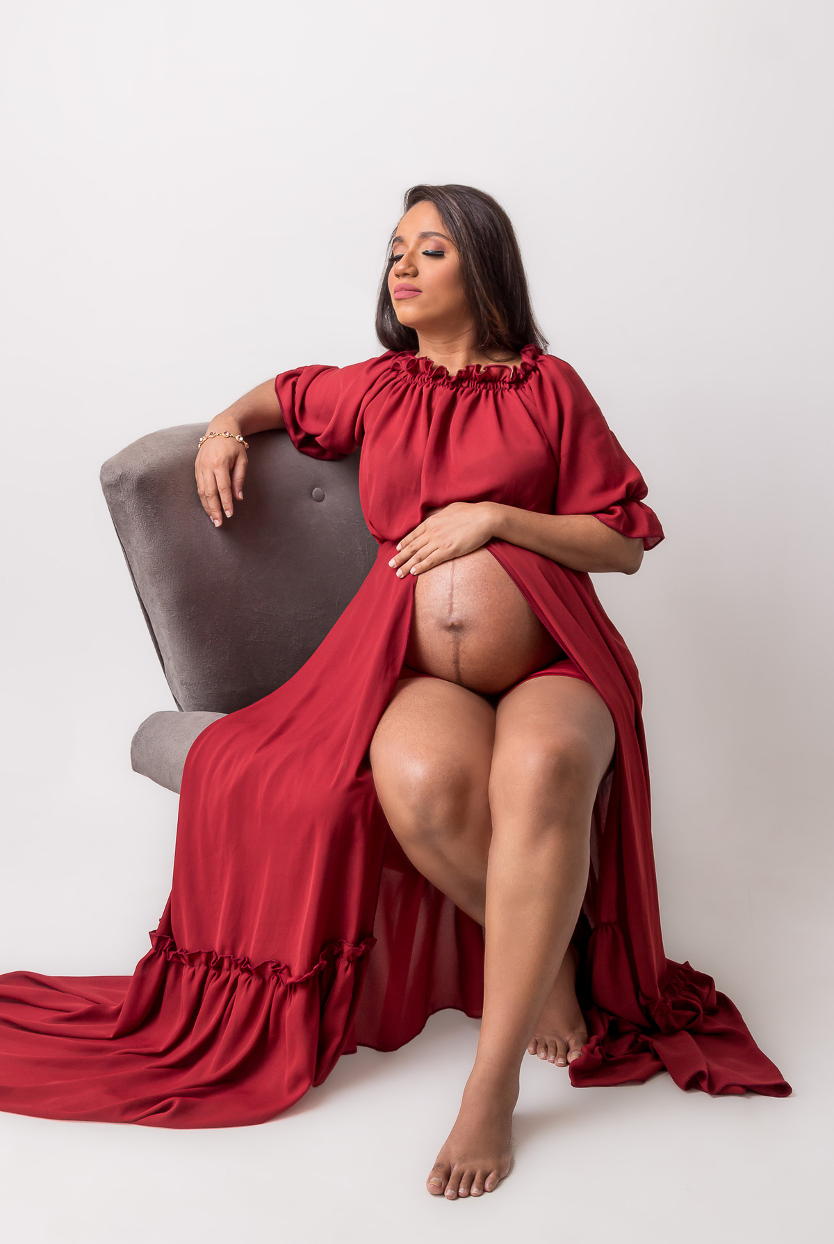 gestante sentada com mão na barriga