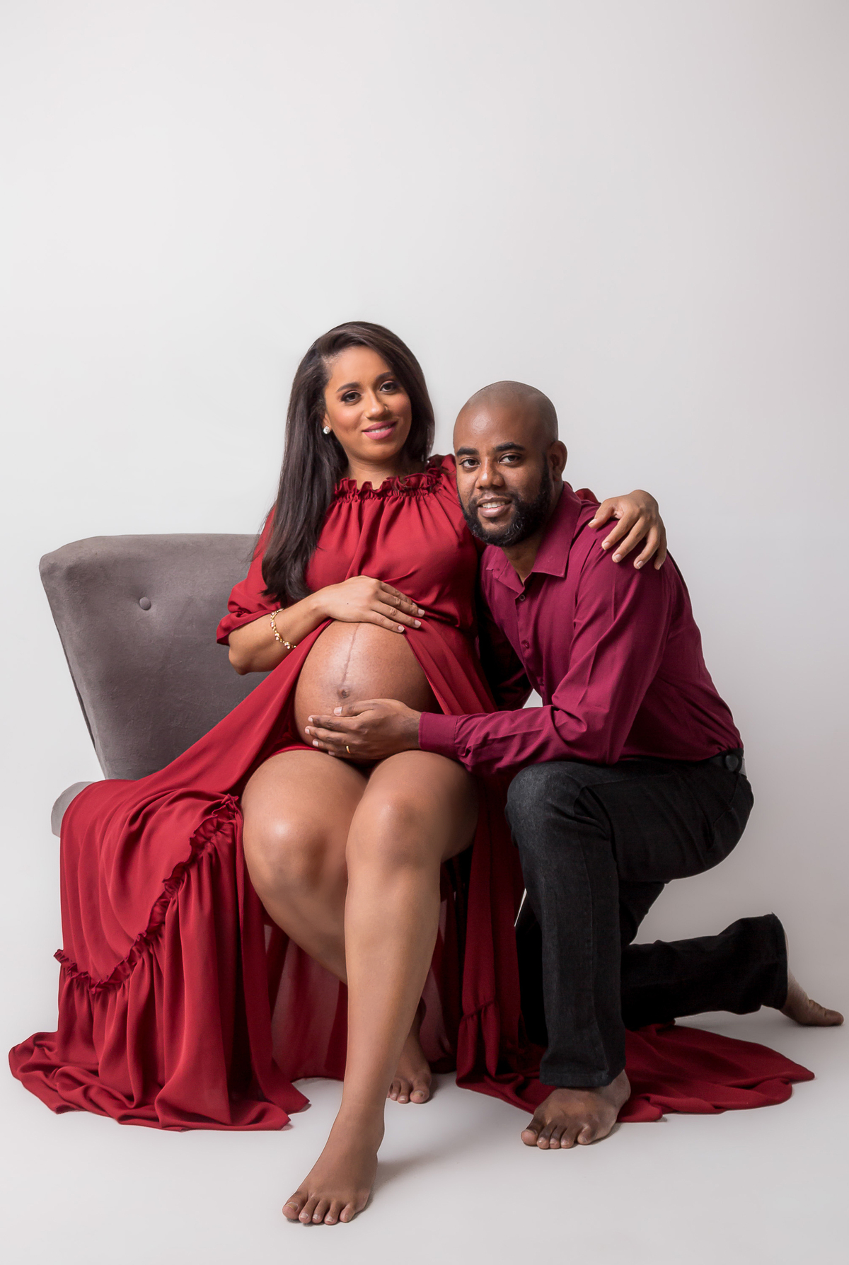 mamãe gestante abraçando papai