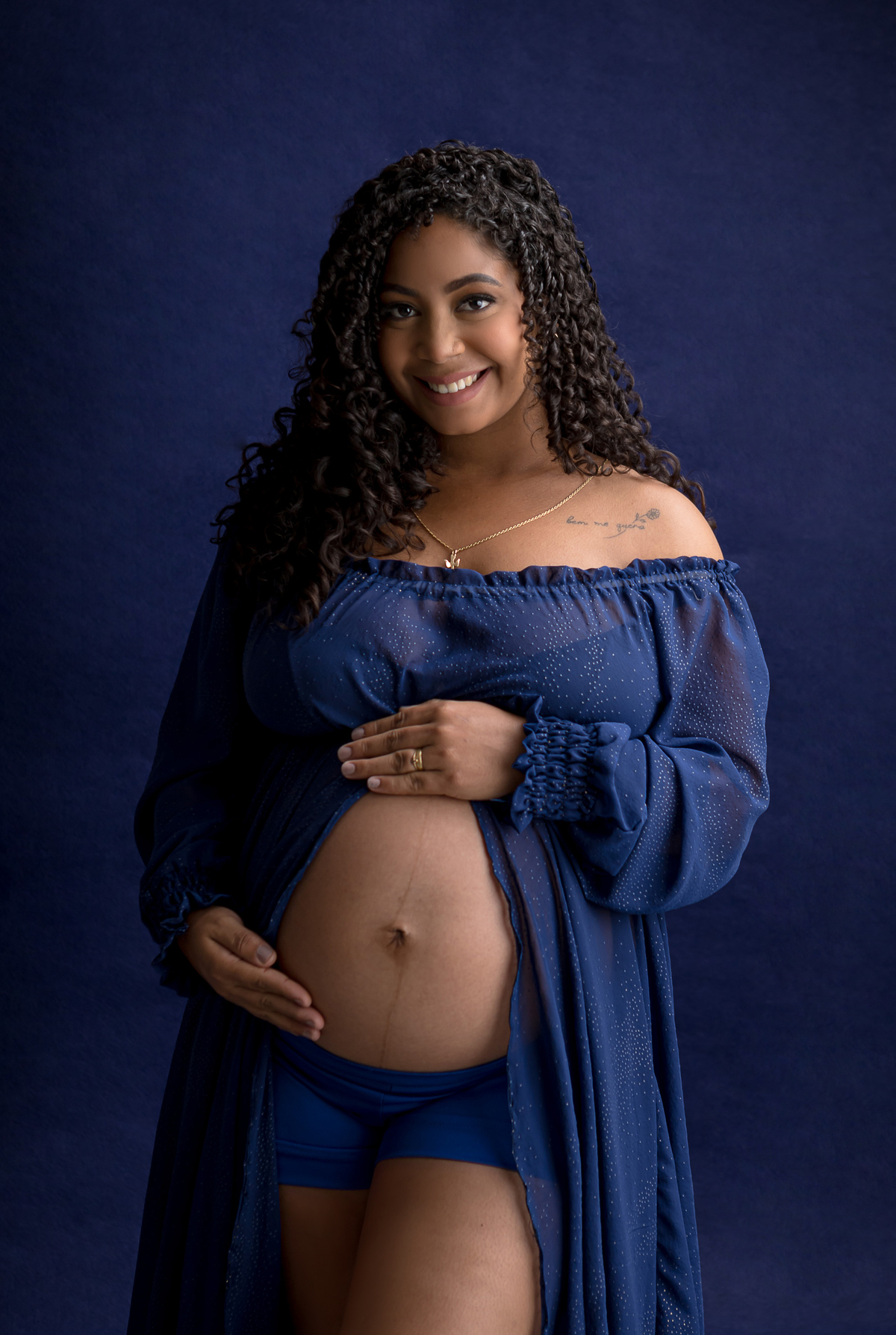 gestante abraçando a barriga