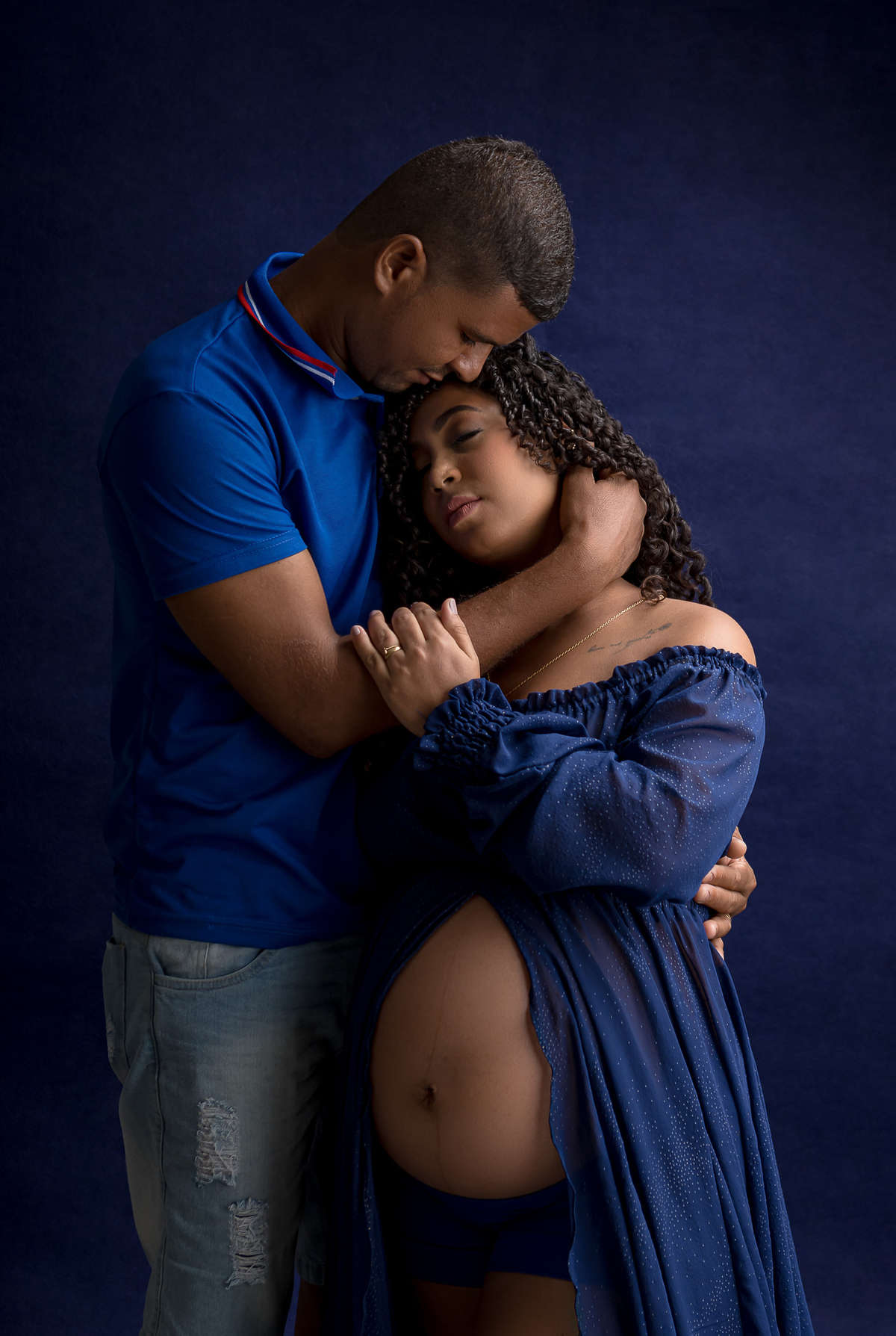 mamãe gestante e papai se abraçando