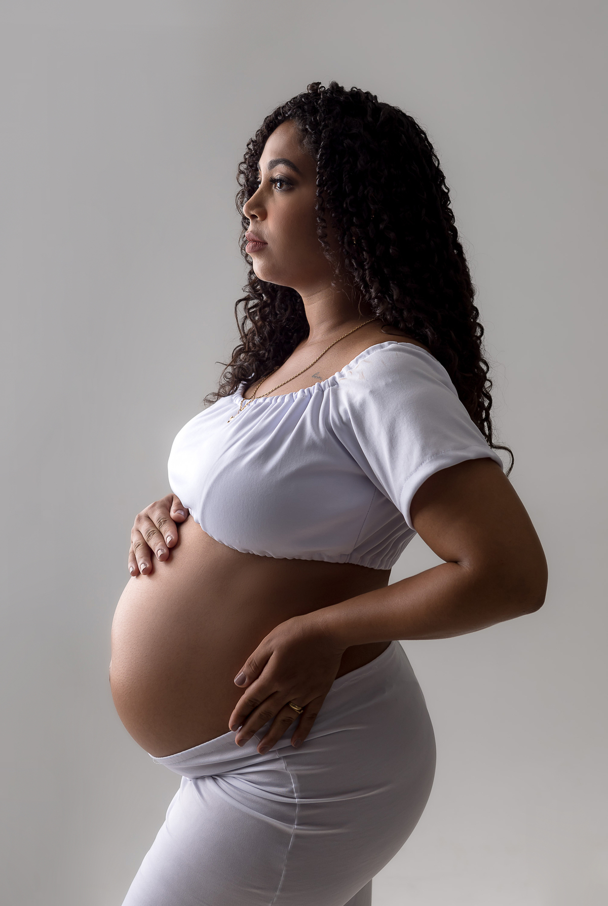 gestante abraçando a barriga