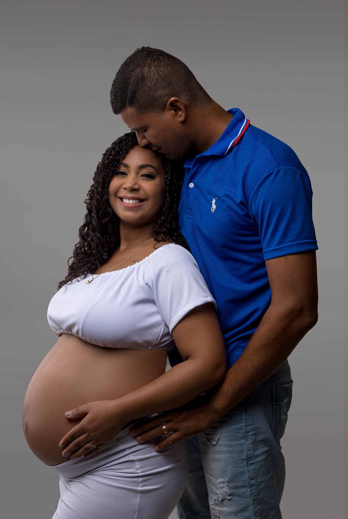 mamãe e papai tocando na barriga