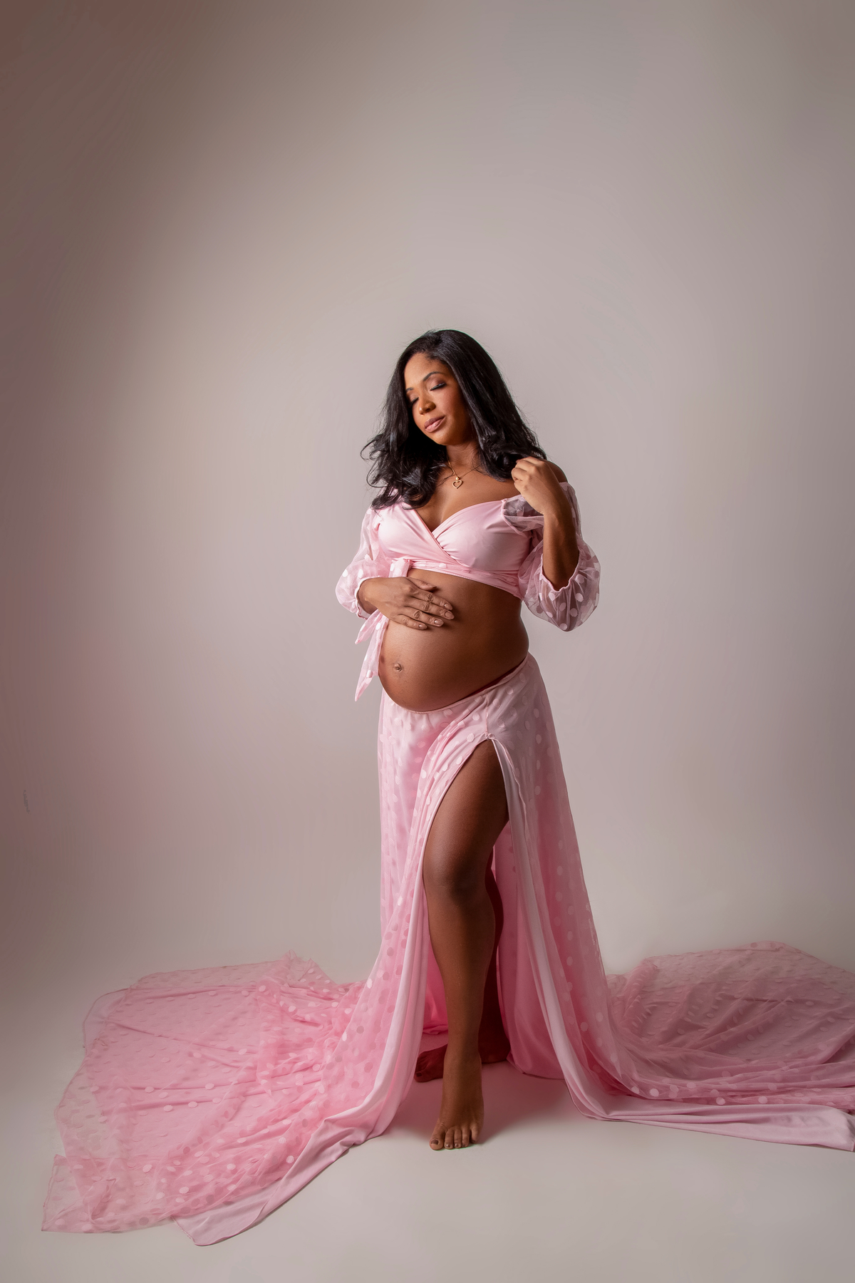 gestante com a mão da barriga e outra no cabelo