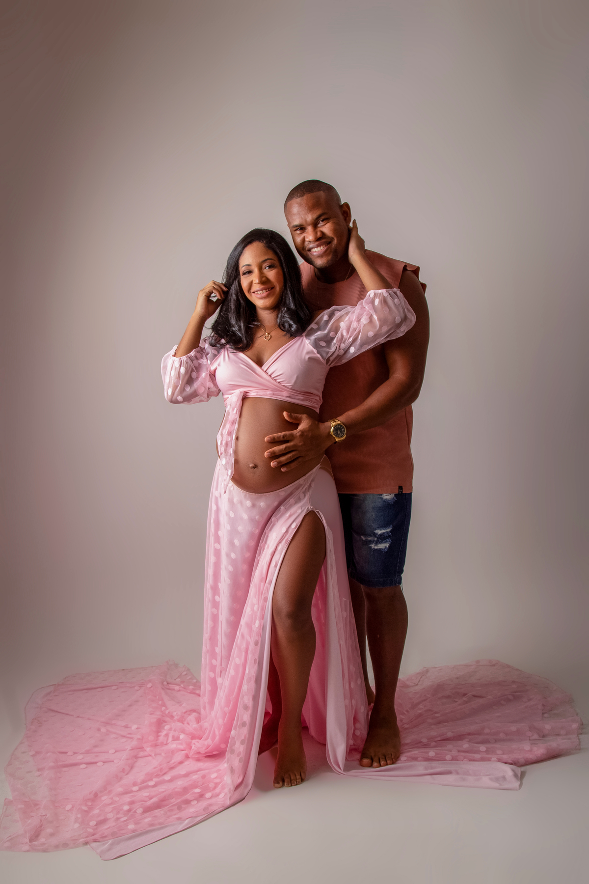 papai segurando a barriga na mamãe gestante