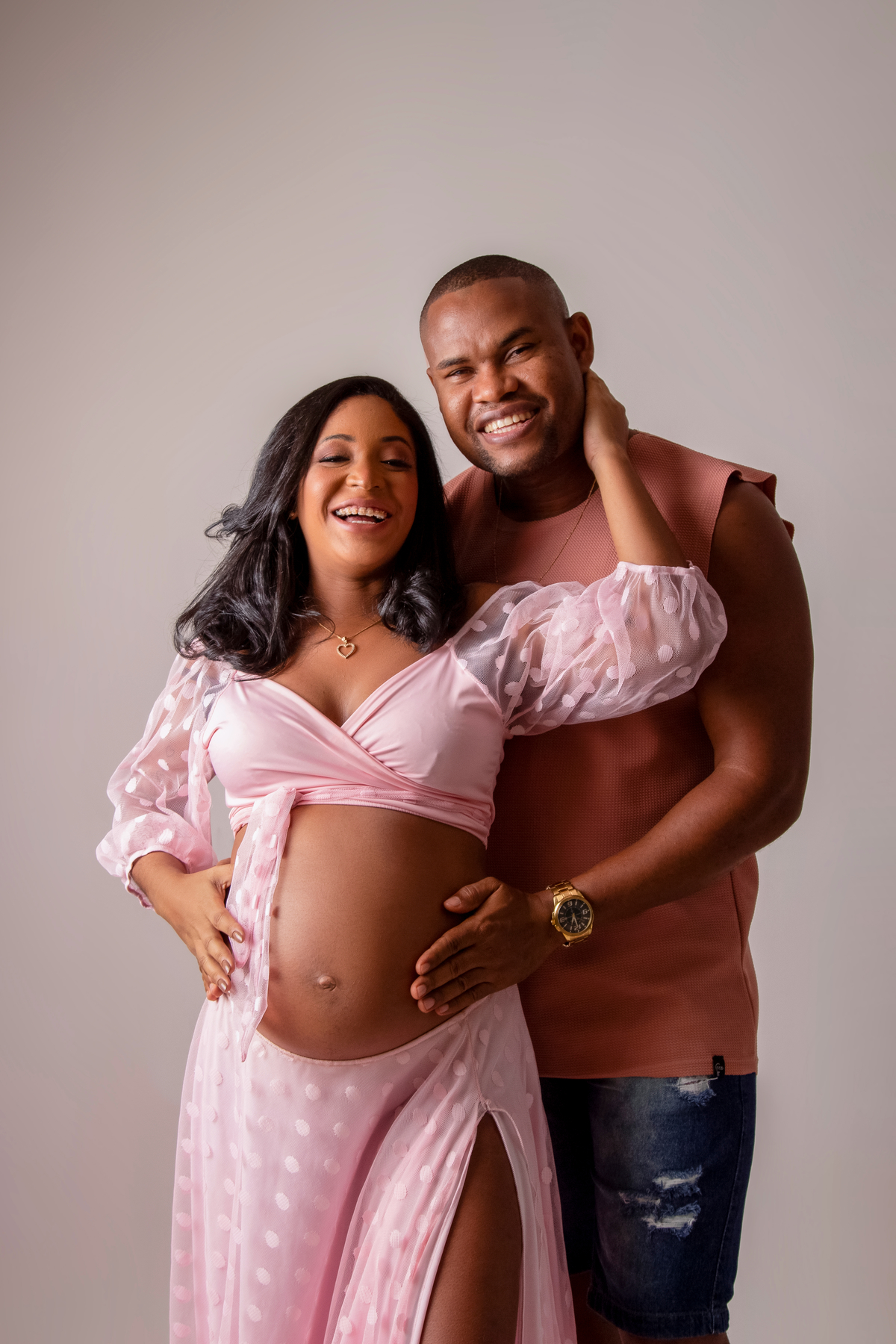 mamãe e papai abraçando a barriga