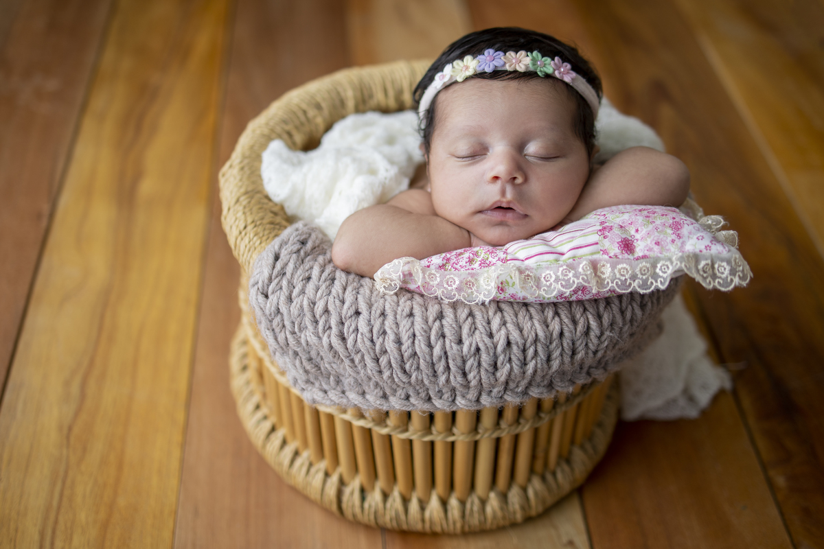 newborn coberto no balde com tiara