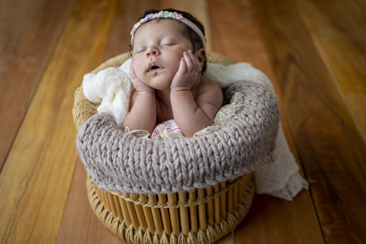 newborn coberto no balde com tiara