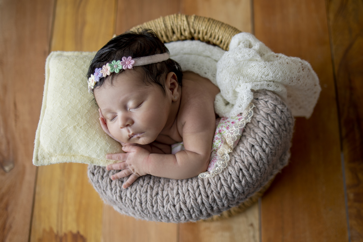 newborn coberto no balde com tiara