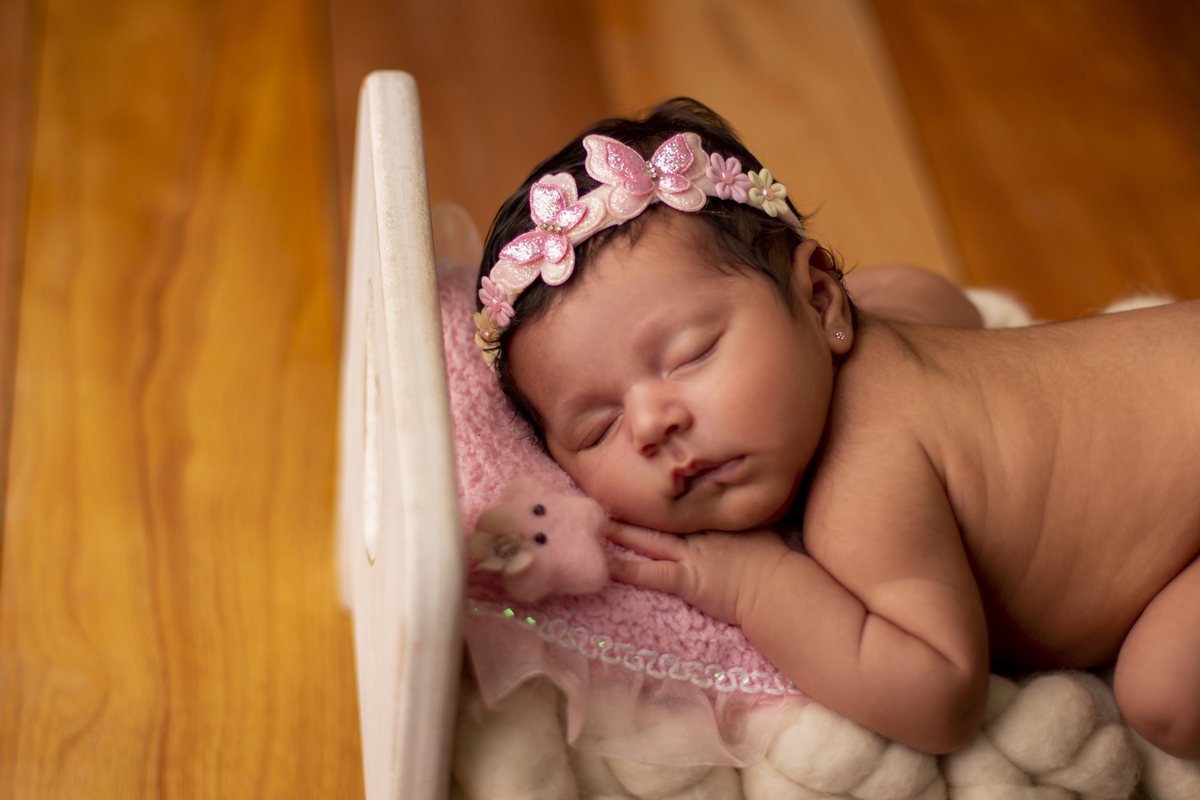 newborn de bruços na props cama 