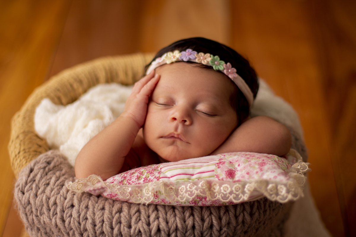 newborn coberto no balde com tiara