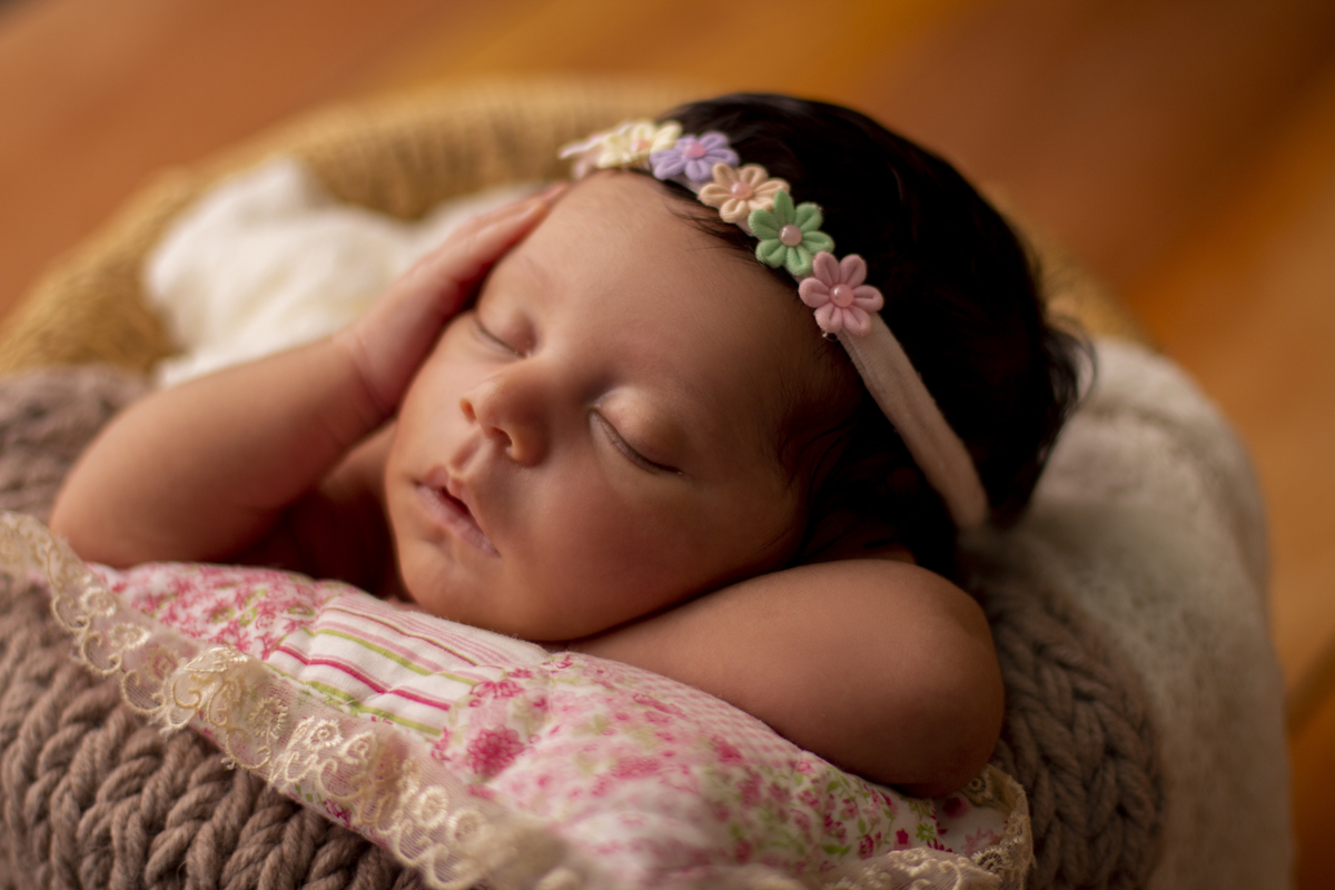 newborn coberto no balde com tiara