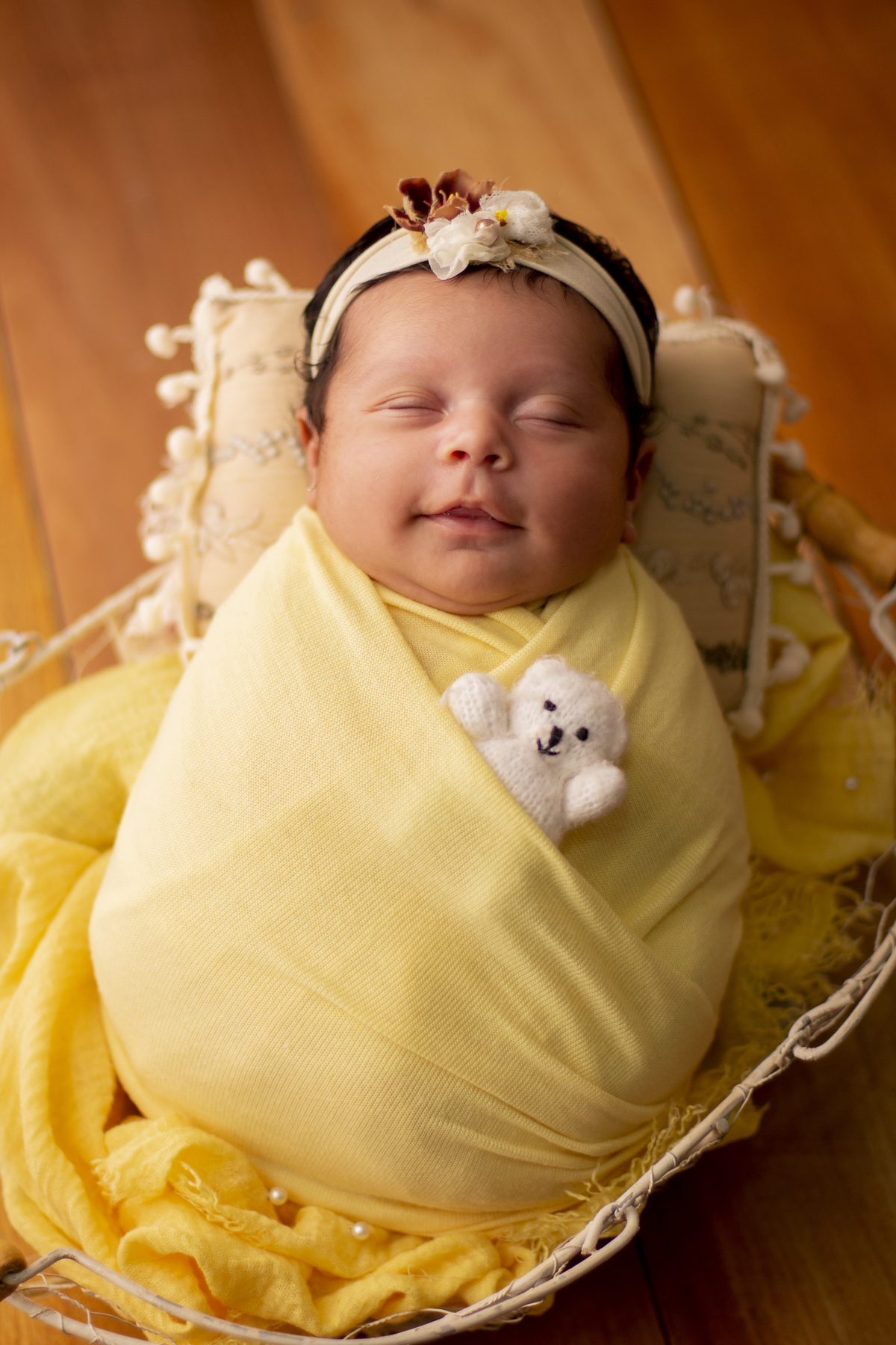 wrap newborn amarelo e props cesta com ursinho