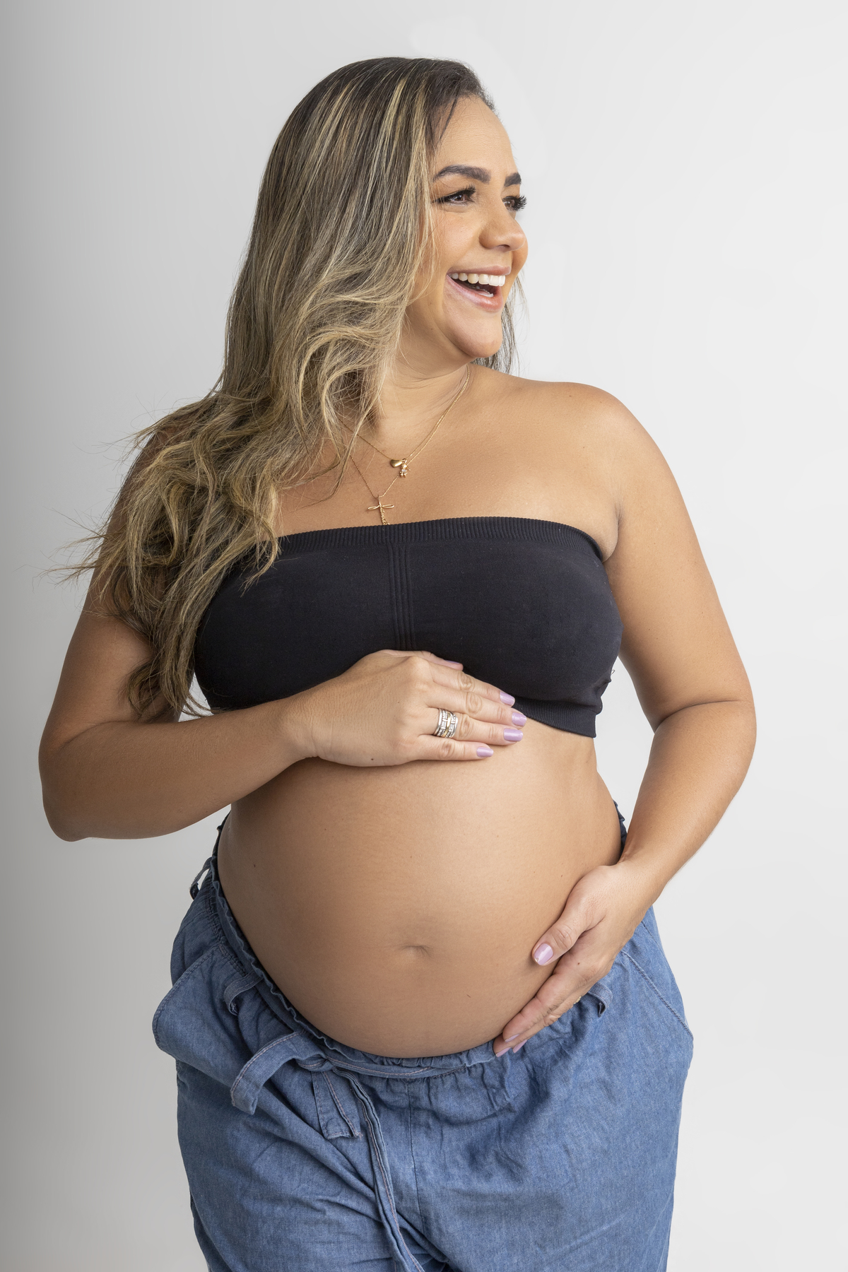 gestante abraçando a barriga