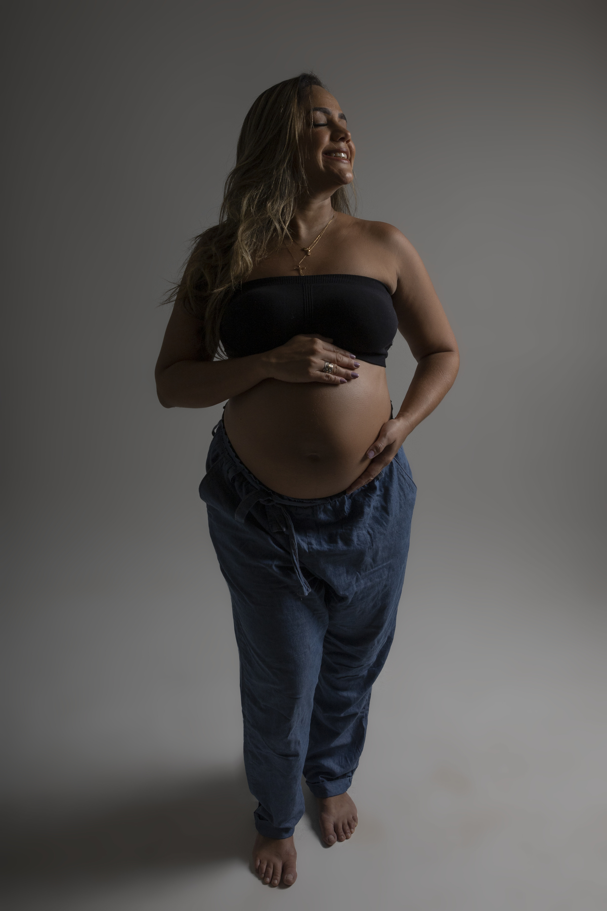 gestante abraçando a barriga