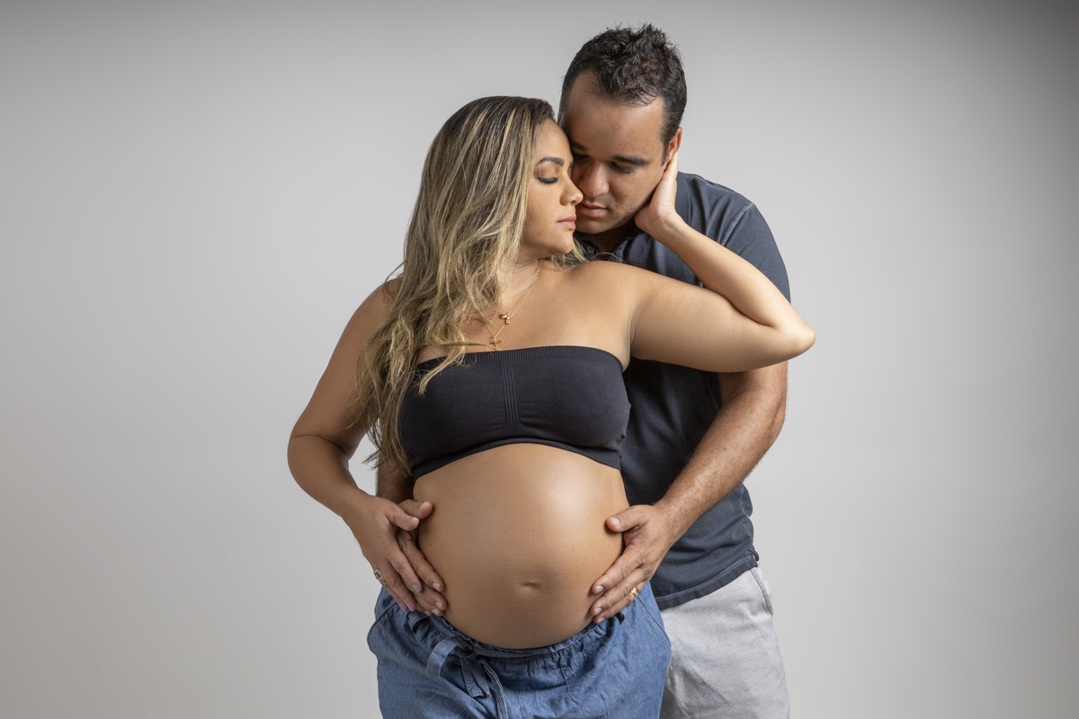 mamãe gestante e papai abraçando a barriga