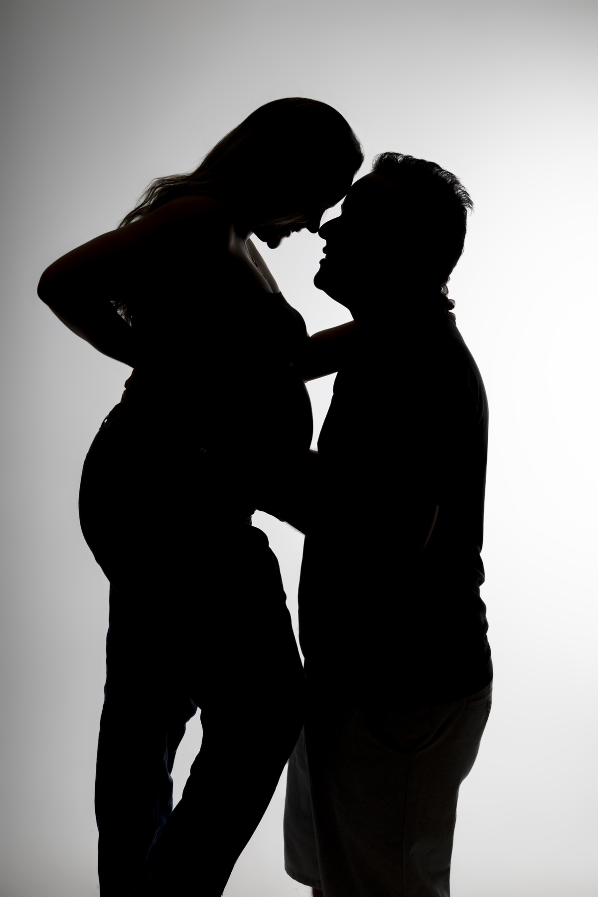 silhueta da mamãe gestante e papai
