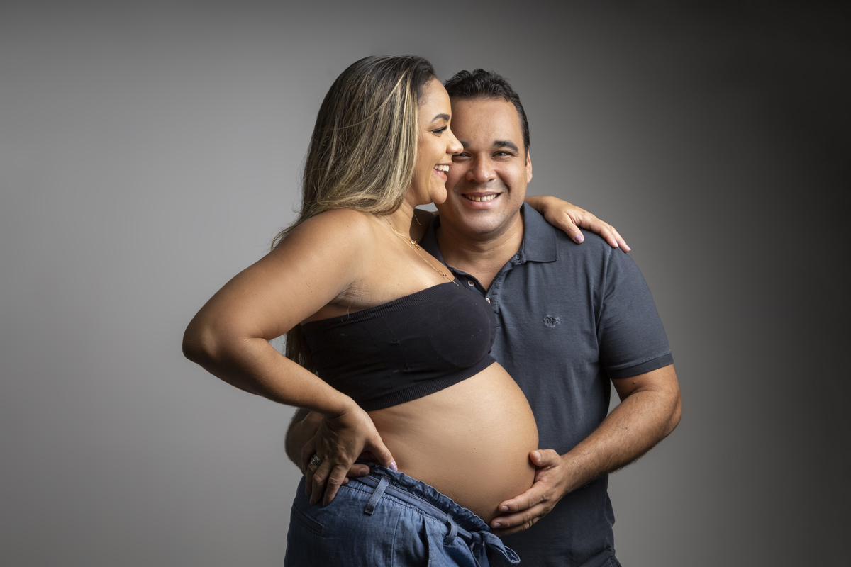 mamãe gestante e papai segurando barriga
