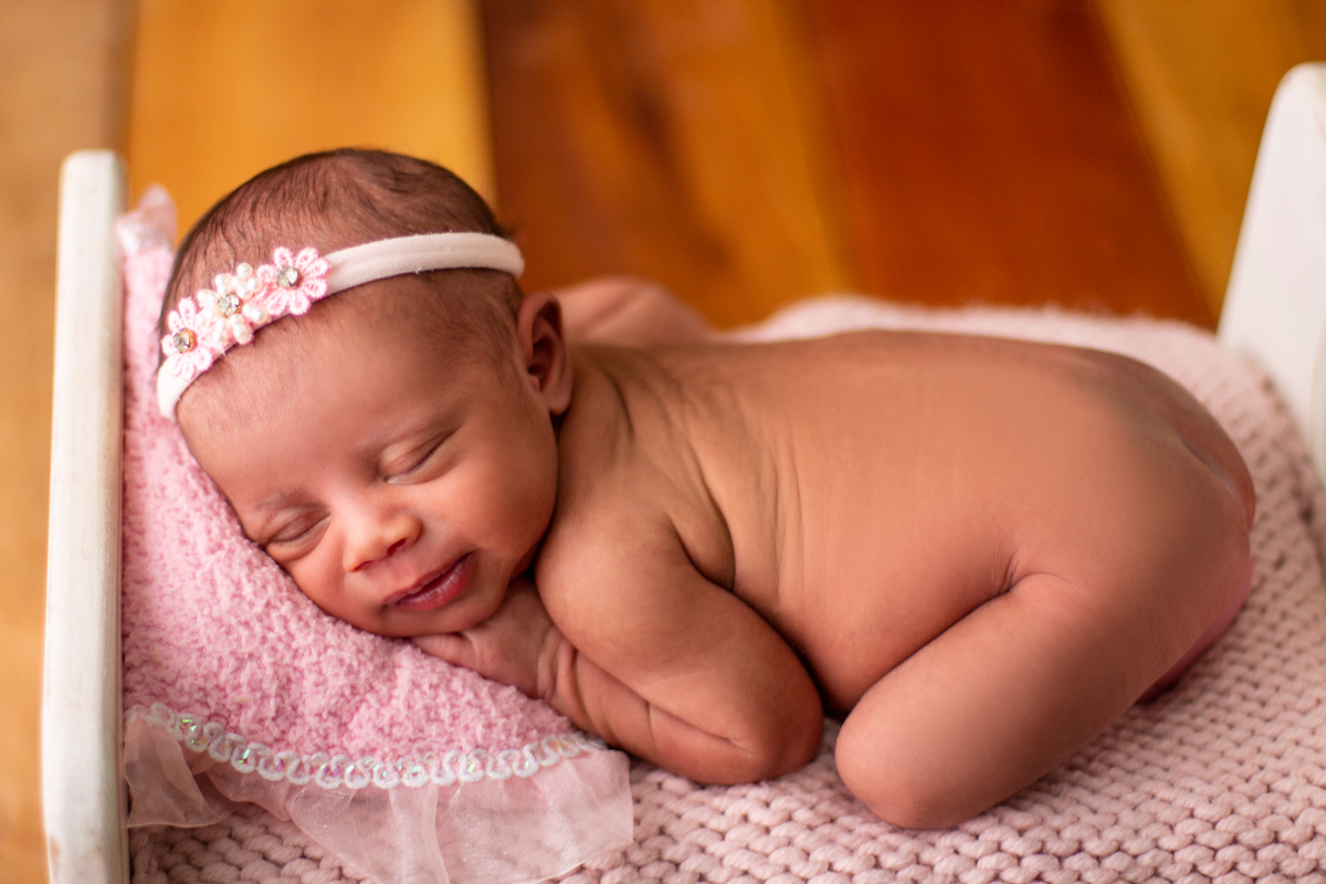 newborn de bruços na props cama 