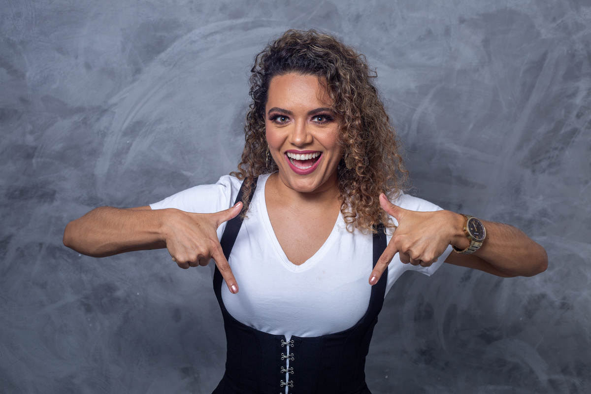 esteticista apontado para baixo