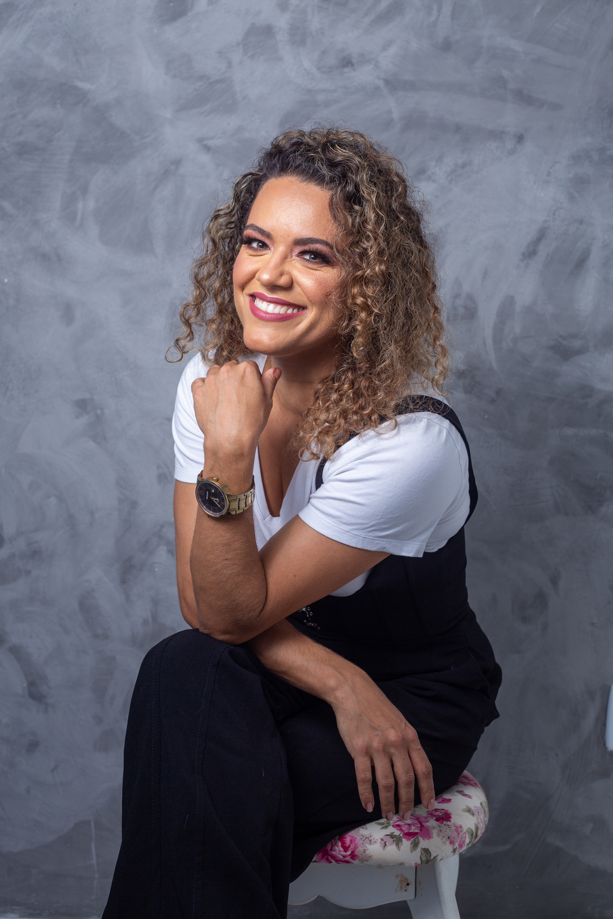 esteticista sentada de braço cruzado 