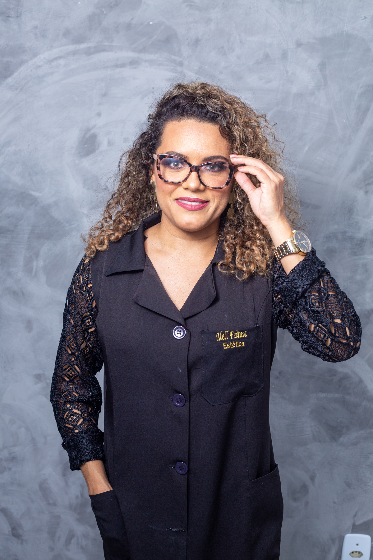 esteticista mão no bolso e outra segurando o óculos