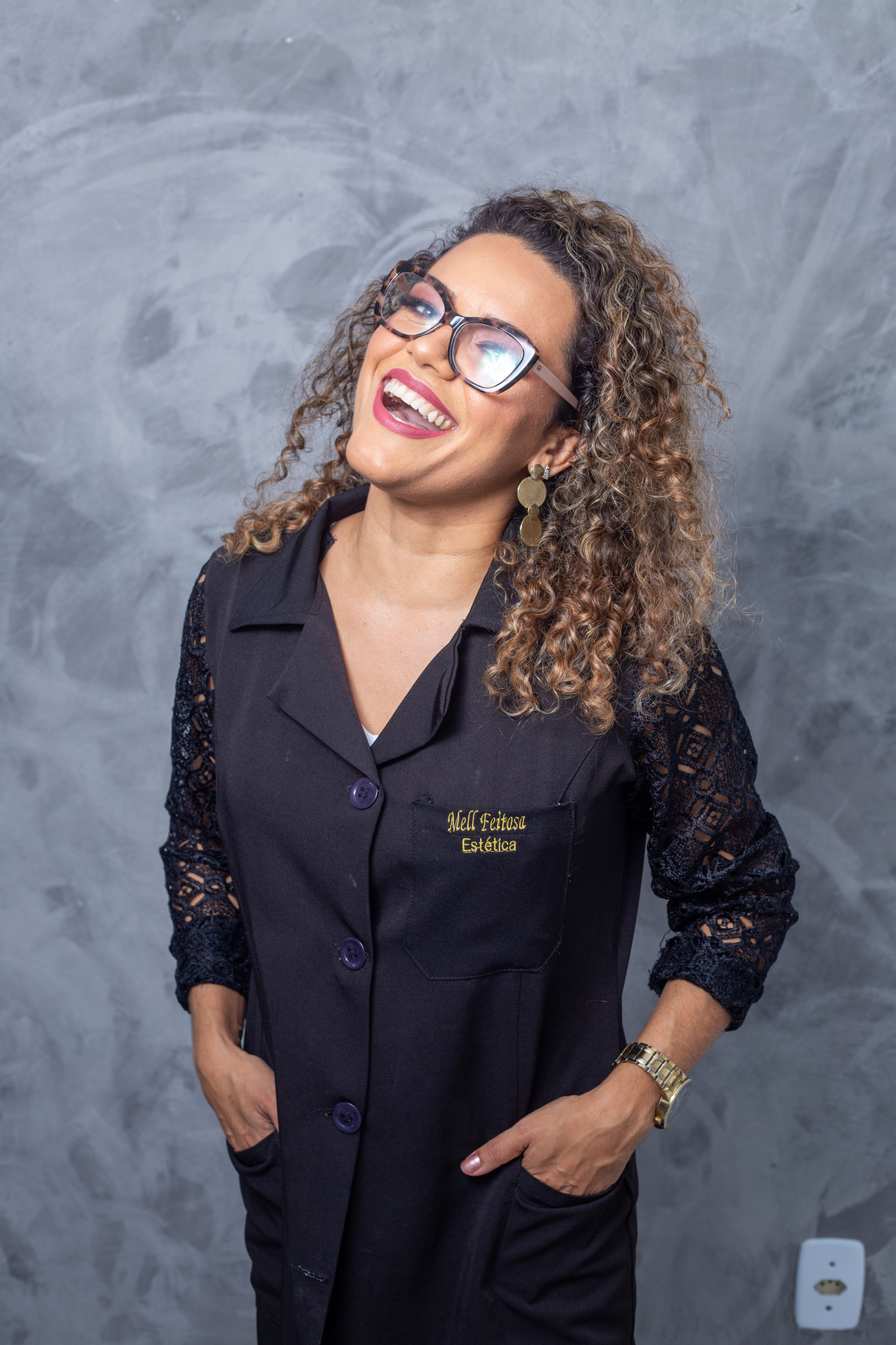 esteticista de óculos com as mãos no bolso 