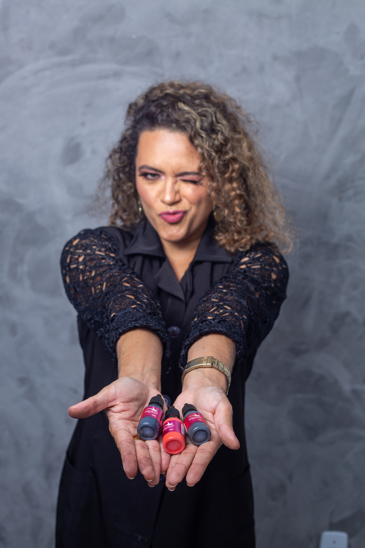 esteticista segurando seus instrumentos de trabalho