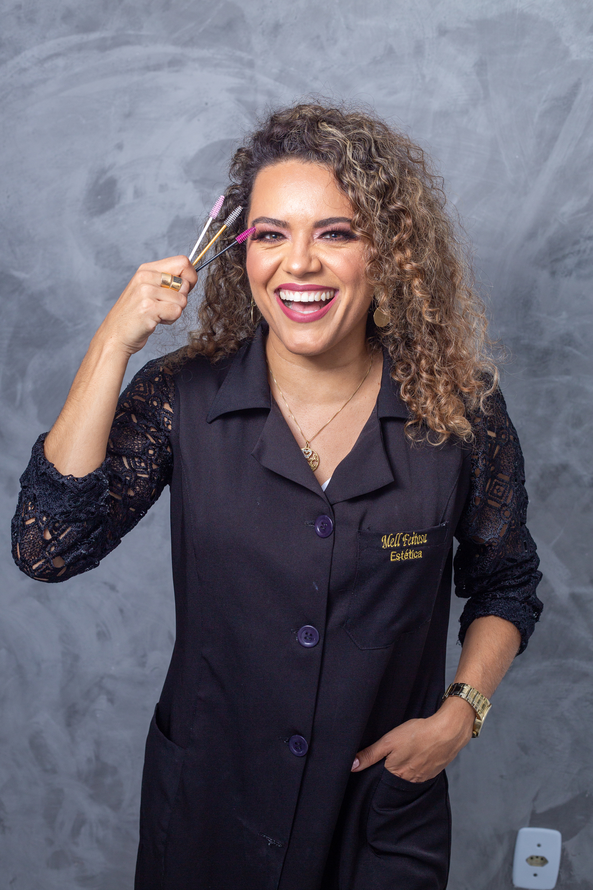 esteticista apontado pinceis na cabeça