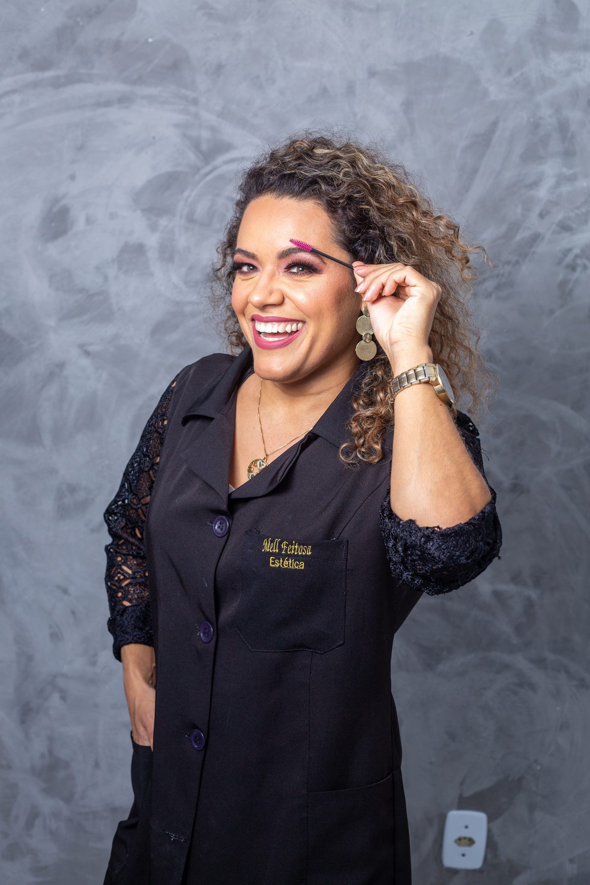 esteticista apontado pincel na cabeça