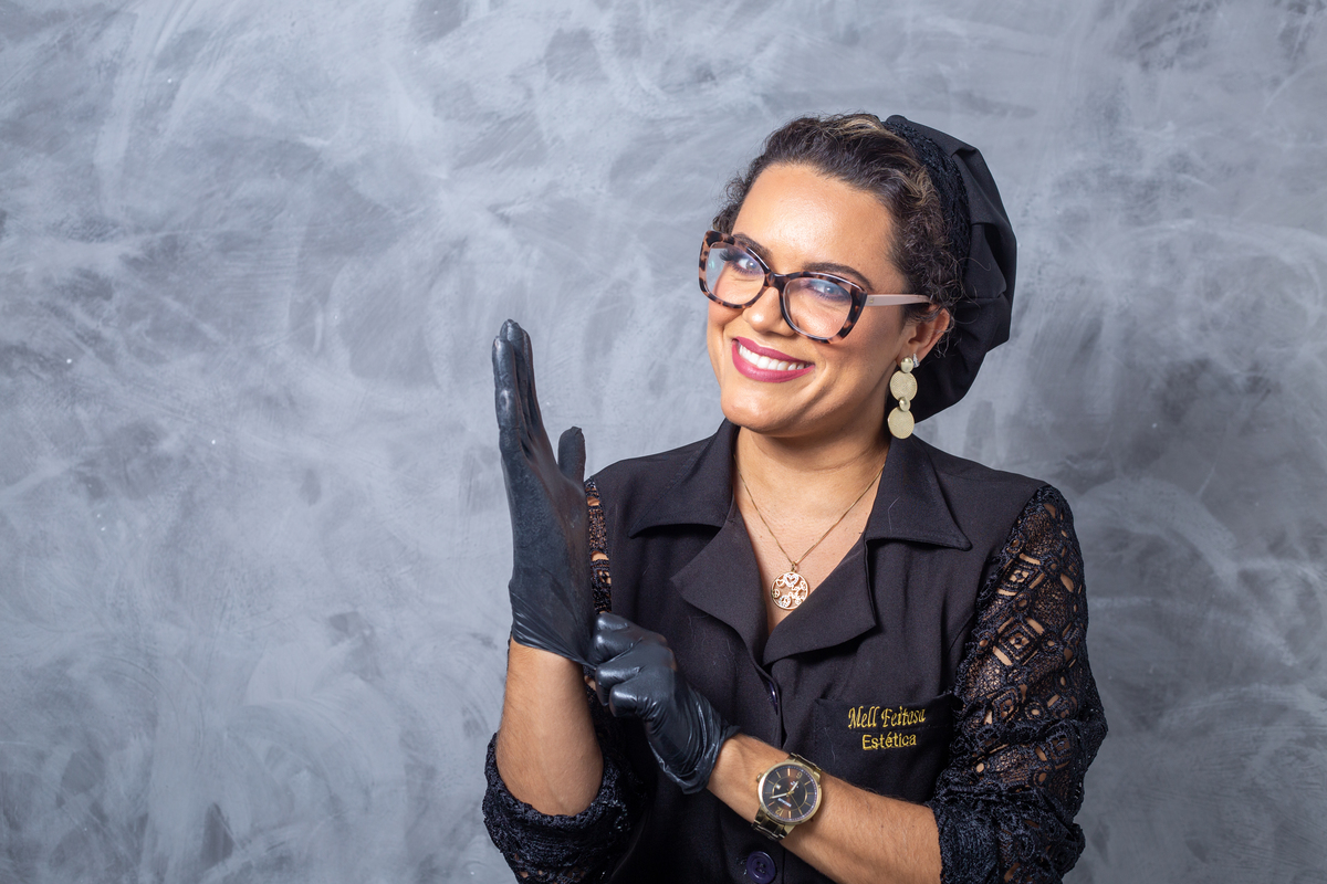 esteticista sentada de touca e luvas