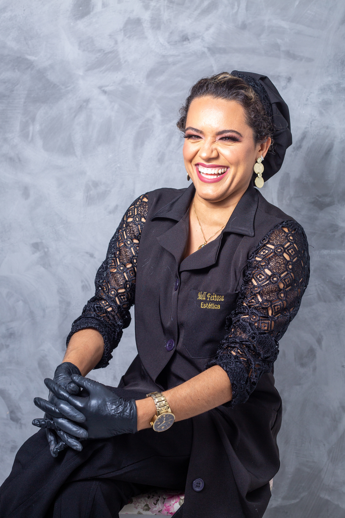 esteticista sentada de touca e luvas