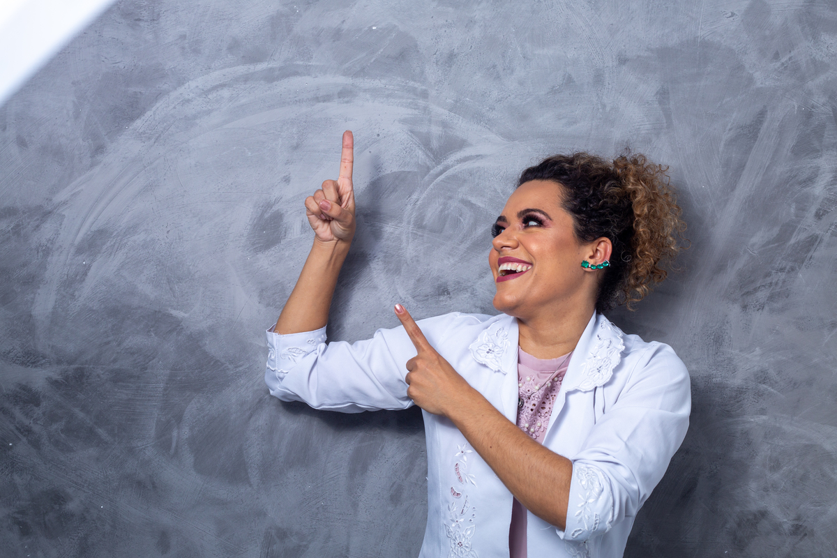 esteticista apontando para cima