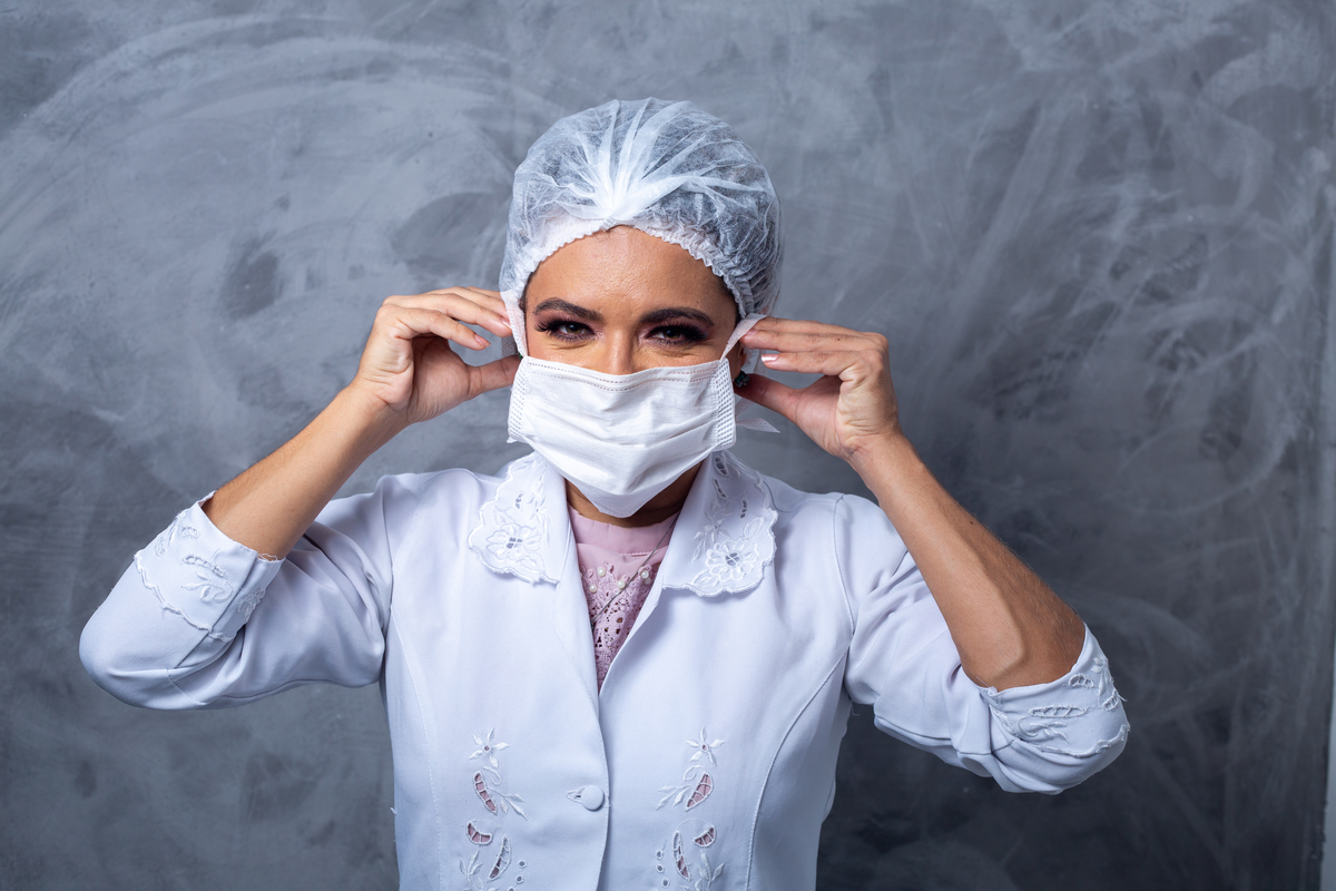 esteticista segurando a máscara facial