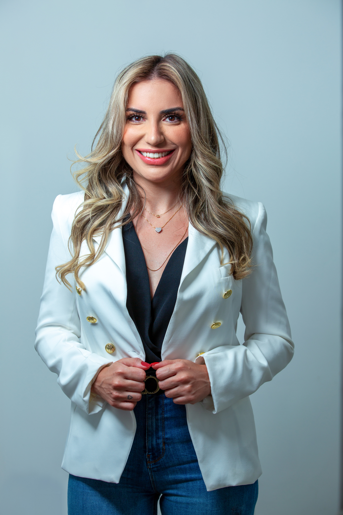 dentista segurando o blazer