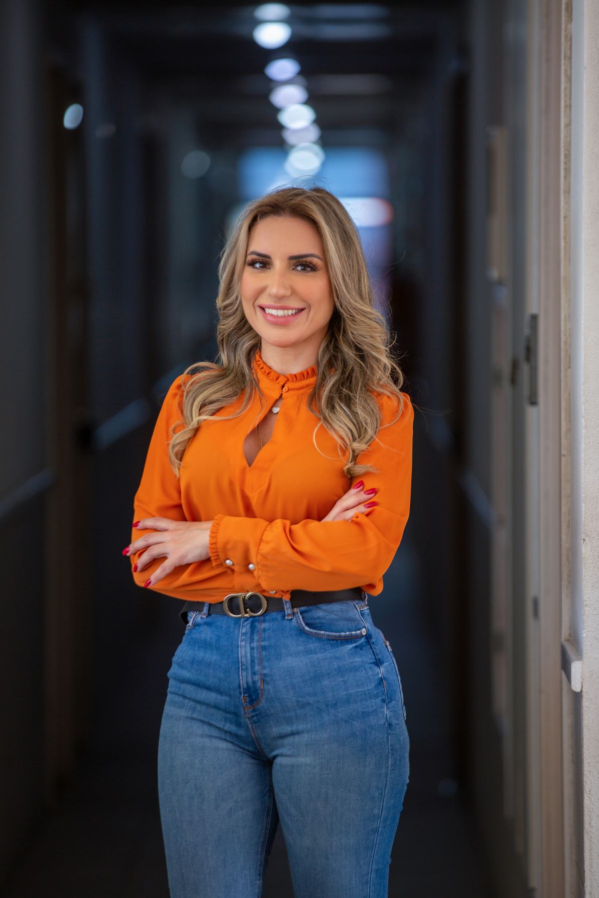 dentista de braços cruzados