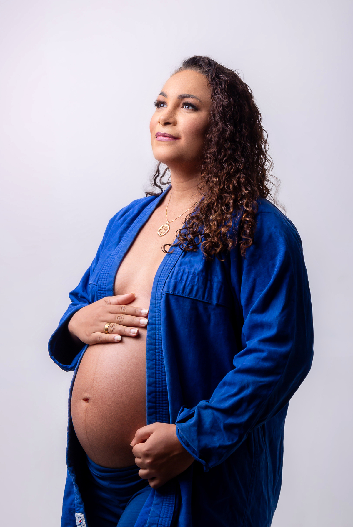 gestante abraçando a barriga