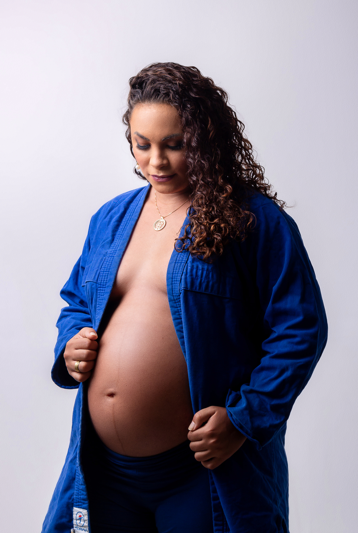 gestante com a mão da barriga e outra na cintura