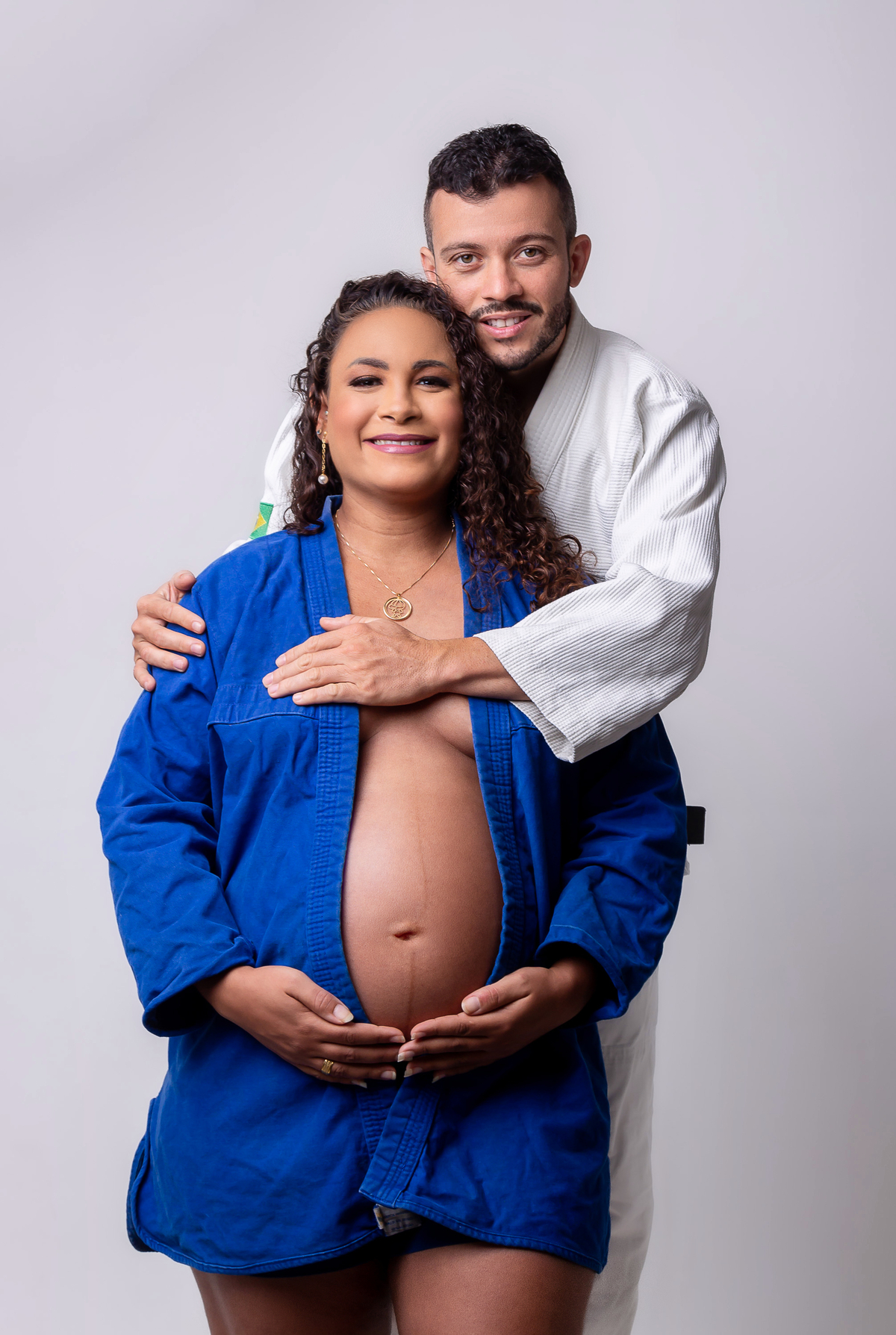 papai e mamãe se abraçando 